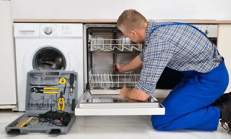 Tire Hotpoint servisi teknisyen ekibi beyaz eşya tamiri yaparken